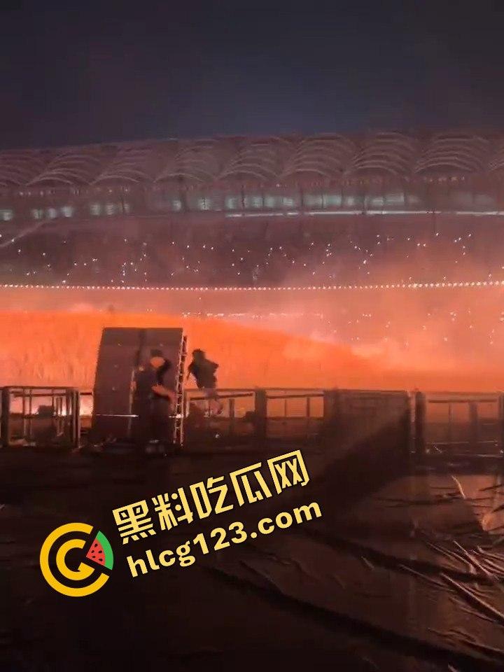 侃爷海口演唱会引爆全场！潮人汇聚齐喊Fuck adidas，Rapper孩子王化身灵长类猴子拥抱侃爷！-4