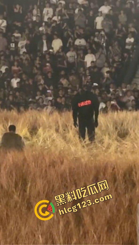 侃爷海口演唱会引爆全场！潮人汇聚齐喊Fuck adidas，Rapper孩子王化身灵长类猴子拥抱侃爷！-7