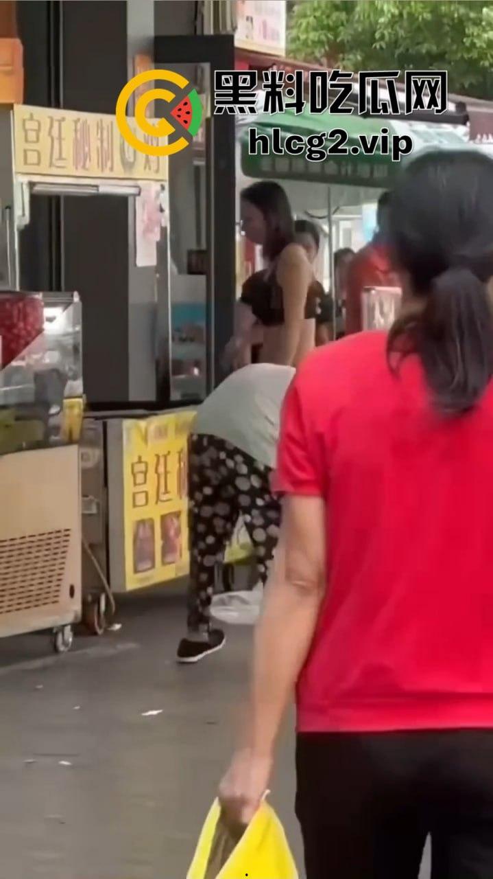 福建疯女人当街发疯！穿着内衣拿锅铲狂砸摊位，路过阿姨无辜挨锤头破血流！-10