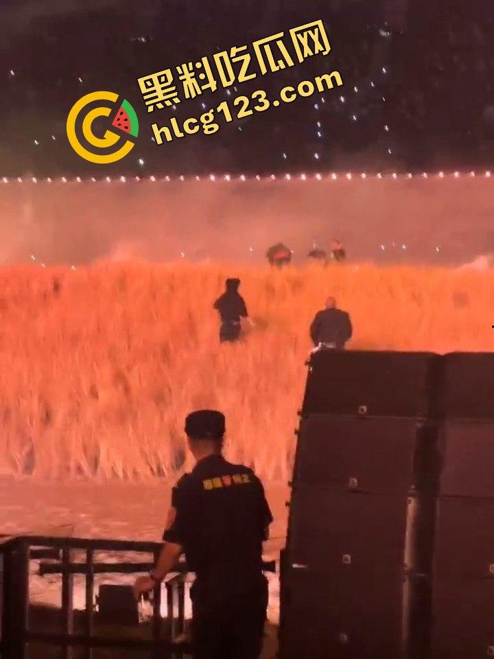 侃爷海口演唱会引爆全场！潮人汇聚齐喊Fuck adidas，Rapper孩子王化身灵长类猴子拥抱侃爷！-10