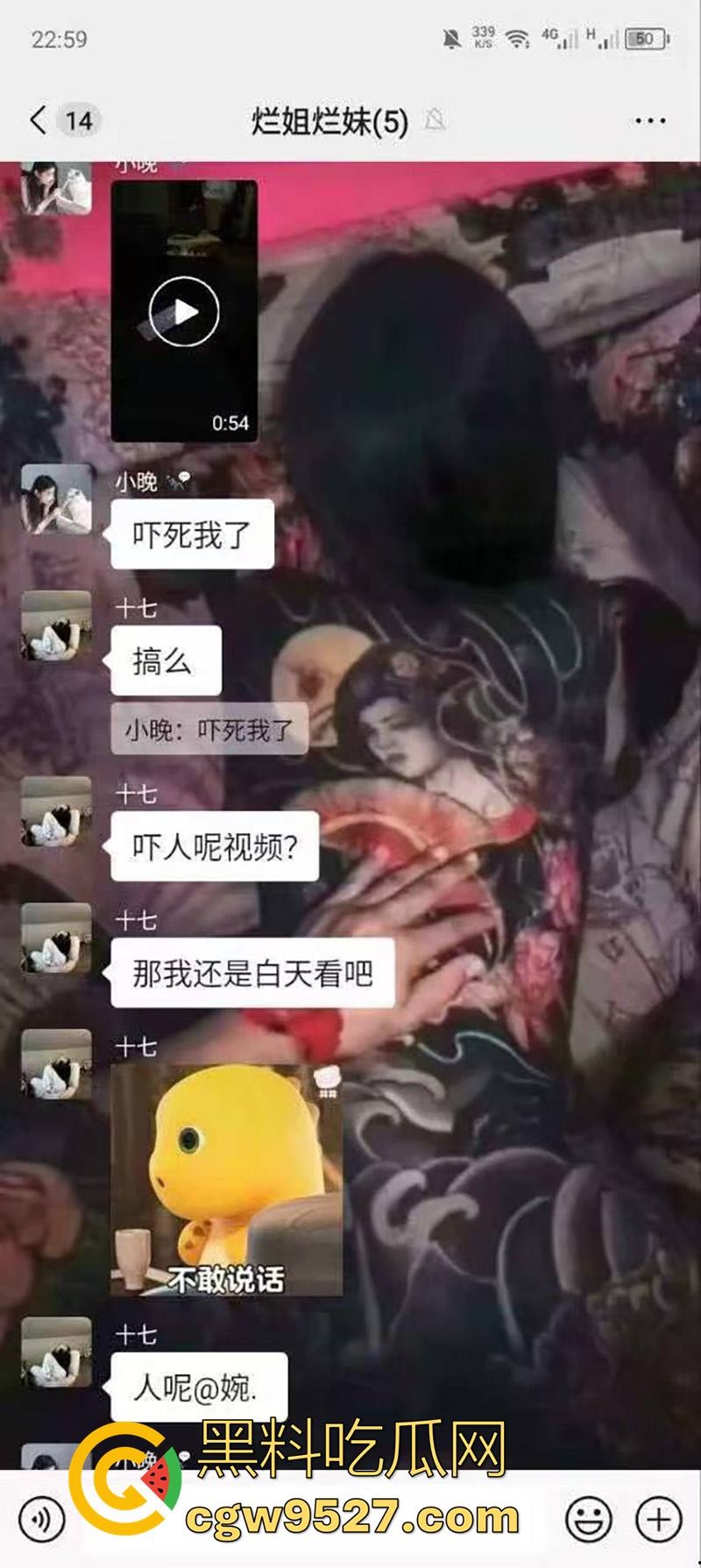 真实鬼上身现场画面，女孩躺在家中行为怪异，据说此前也被上过身，不得不说真吓人啊！-2