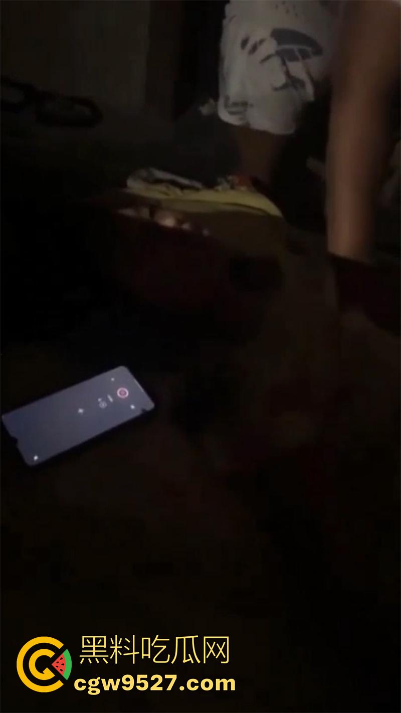 真实鬼上身现场画面，女孩躺在家中行为怪异，据说此前也被上过身，不得不说真吓人啊！-3