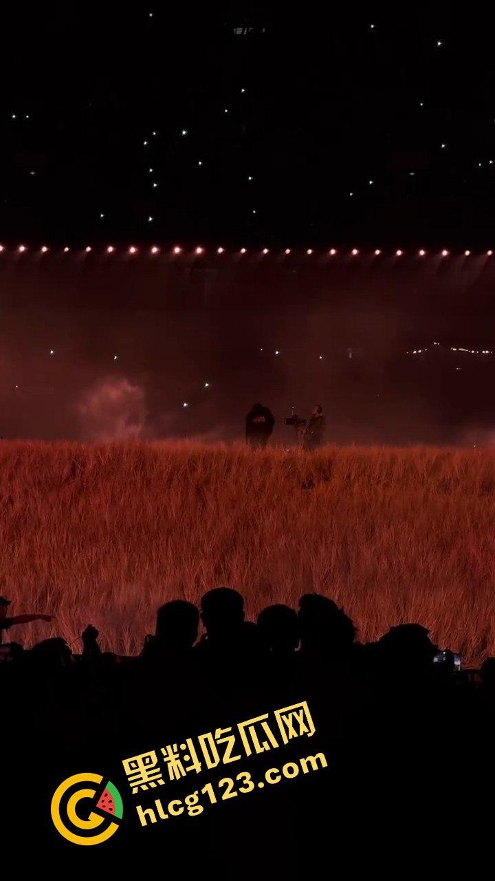 侃爷海口演唱会引爆全场！潮人汇聚齐喊Fuck adidas，Rapper孩子王化身灵长类猴子拥抱侃爷！-13