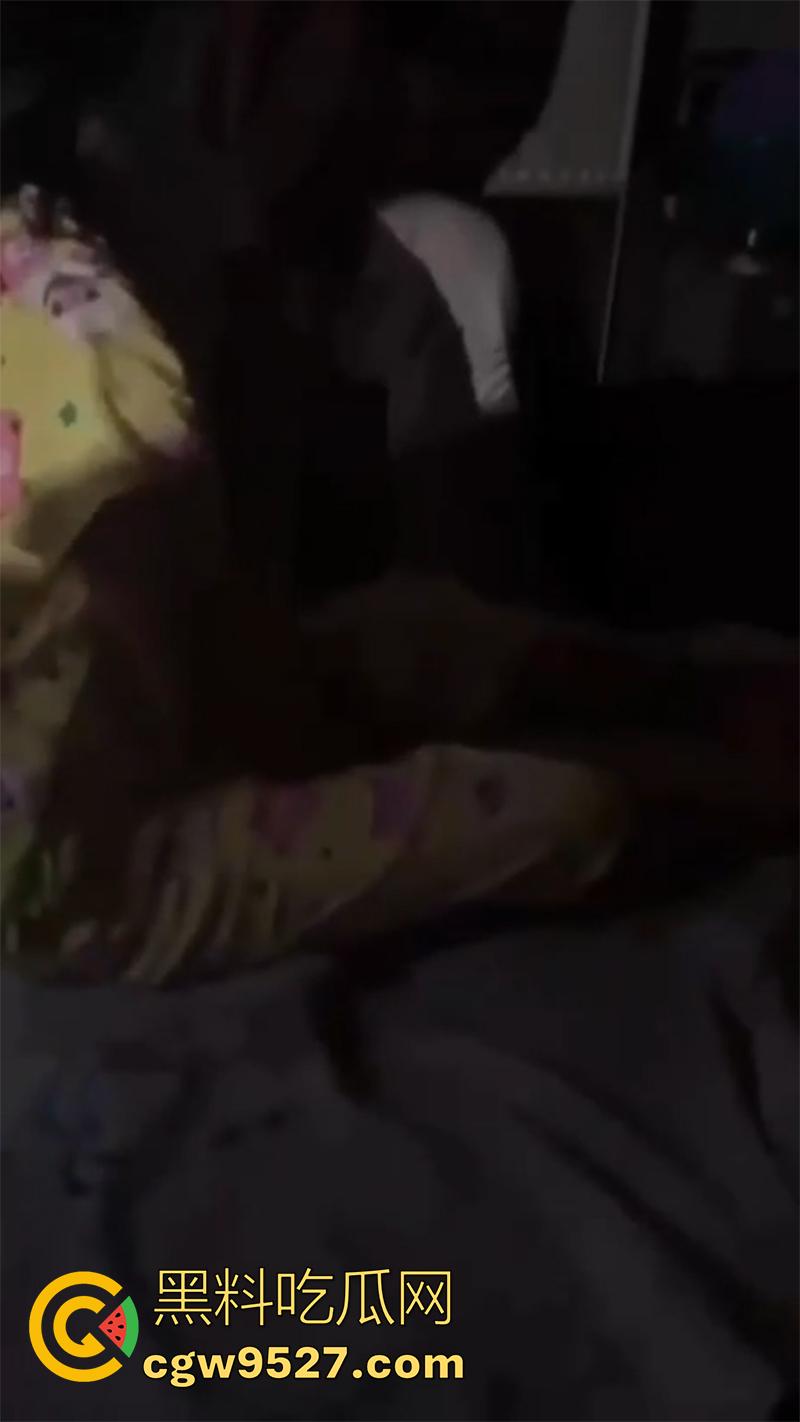 真实鬼上身现场画面，女孩躺在家中行为怪异，据说此前也被上过身，不得不说真吓人啊！-4