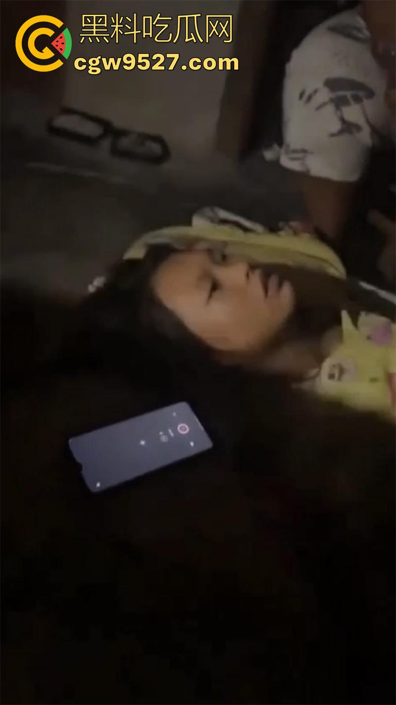 真实鬼上身现场画面，女孩躺在家中行为怪异，据说此前也被上过身，不得不说真吓人啊！-6