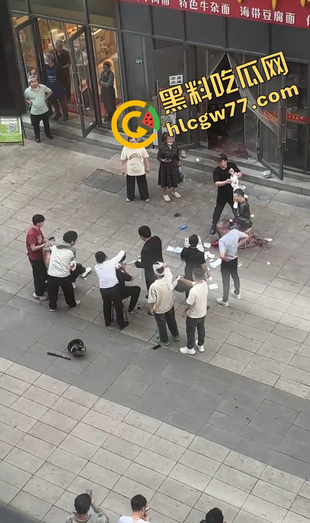 襄阳香辣牛肉面店惊爆刀仔砍人大戏！只因美团欠外卖小哥2000块，进美团部门狂砍同事，直接断手！-6