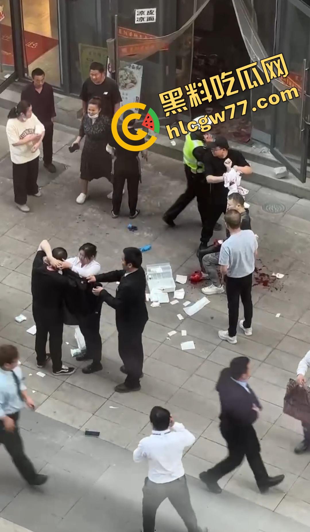 襄阳香辣牛肉面店惊爆刀仔砍人大戏！只因美团欠外卖小哥2000块，进美团部门狂砍同事，直接断手！-8