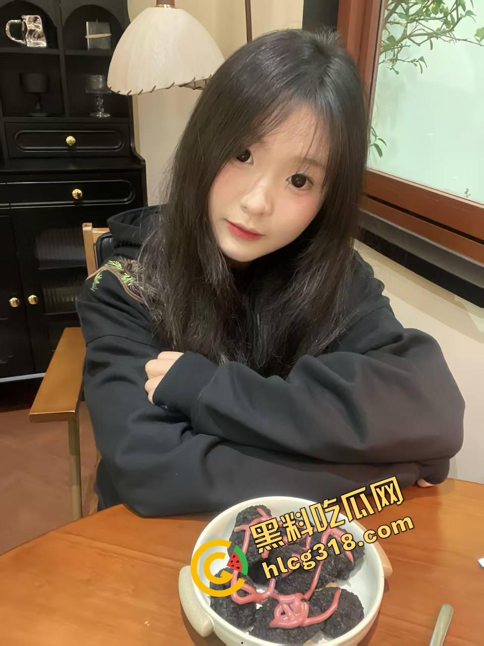 姐妹花双飞终于圆梦，老婆喝多睡死一边，小姨子主动骑上来床上偷偷操，全程肉香淫水横飞！-3