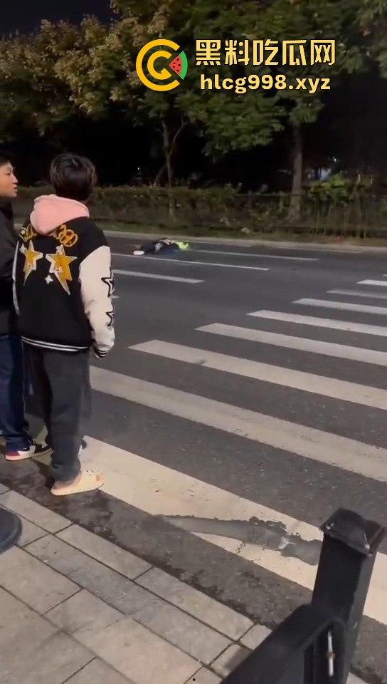 宁波10月10日深夜飙车狂徒闯红灯撞飞辅警！摩托车主嚣张逃逸毫发无损！-3