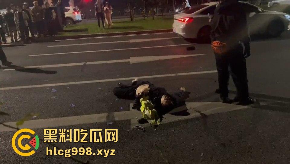 宁波10月10日深夜飙车狂徒闯红灯撞飞辅警！摩托车主嚣张逃逸毫发无损！-5