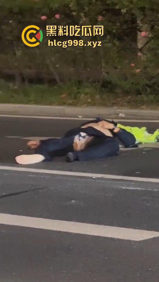 宁波10月10日深夜飙车狂徒闯红灯撞飞辅警！摩托车主嚣张逃逸毫发无损！-6