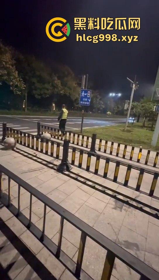 宁波10月10日深夜飙车狂徒闯红灯撞飞辅警！摩托车主嚣张逃逸毫发无损！-8