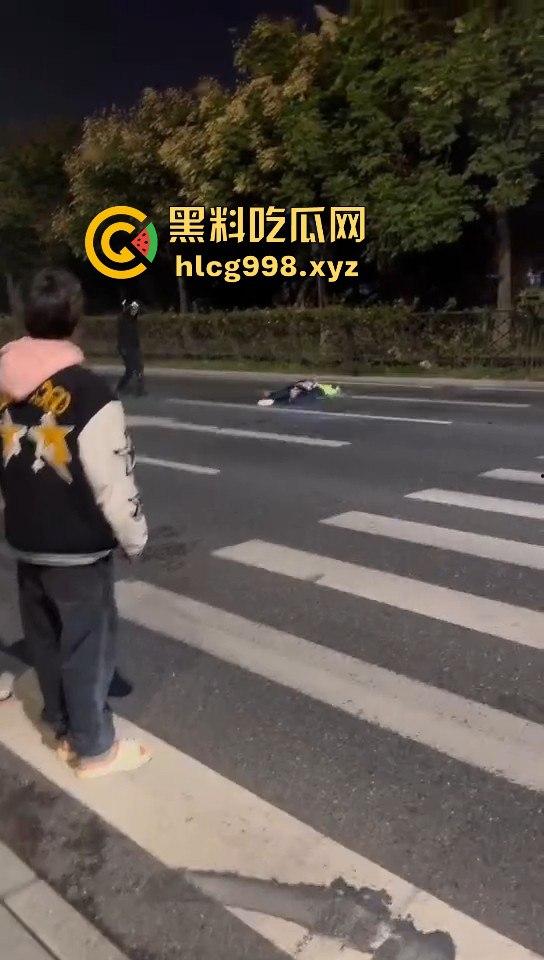 宁波10月10日深夜飙车狂徒闯红灯撞飞辅警！摩托车主嚣张逃逸毫发无损！-14