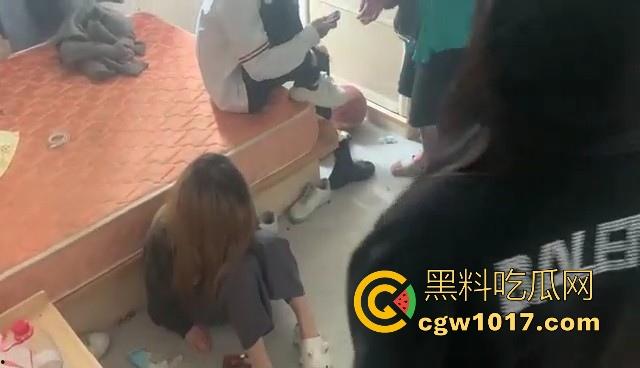 广西精神小妹霸凌现场，召集黄毛男友上门围殴殴打不听话小妹，男女混打女的打累男的上，下手真狠啊！-7