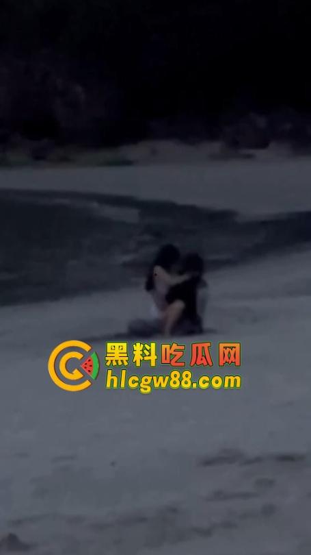 越南网黄『奥利安』岘港海滩操场完成任务，电动骚马达榨大哥屌汁炸沙，速操收米回去继续播！-10