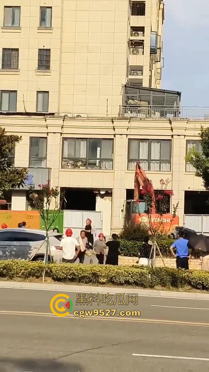 安徽霍山景秀蓝湾小区,一楼住户挖地下室导致整栋楼倾斜,整栋楼瞬间成为危房,遇上这种邻居也是倒了大霉!-3