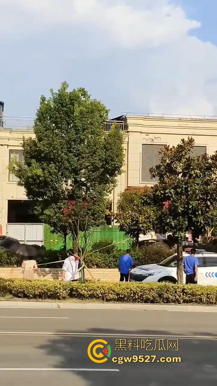 安徽霍山景秀蓝湾小区,一楼住户挖地下室导致整栋楼倾斜,整栋楼瞬间成为危房,遇上这种邻居也是倒了大霉!-4