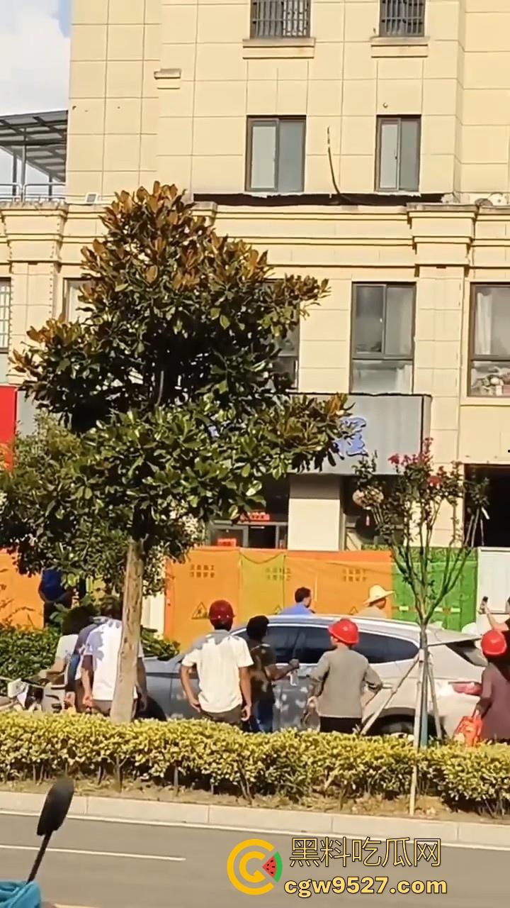 安徽霍山景秀蓝湾小区,一楼住户挖地下室导致整栋楼倾斜,整栋楼瞬间成为危房,遇上这种邻居也是倒了大霉!-5