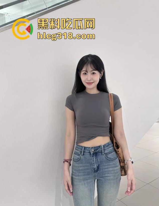 跟会喷水的亲姐姐相约酒店,翘臀后入小穴包裹混着白浆和精液,连射三次射,狠狠的满足她了。-1