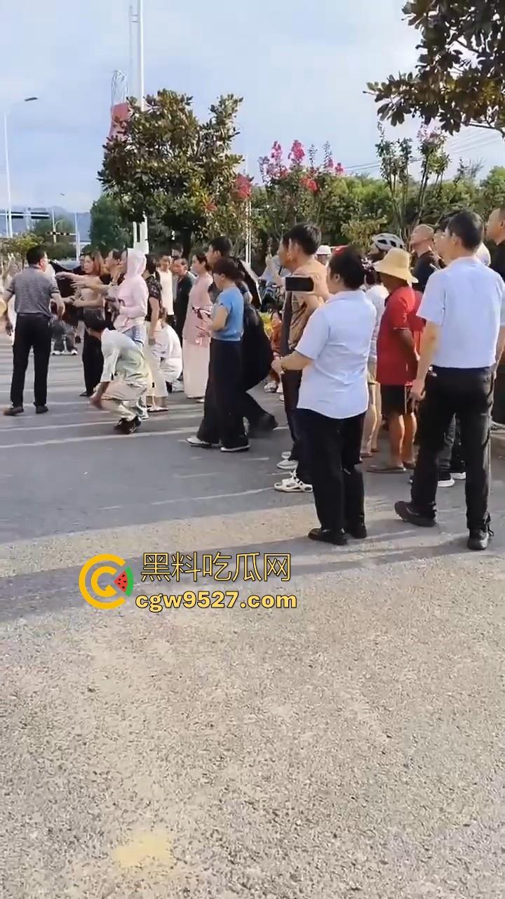 安徽霍山景秀蓝湾小区,一楼住户挖地下室导致整栋楼倾斜,整栋楼瞬间成为危房,遇上这种邻居也是倒了大霉!-8