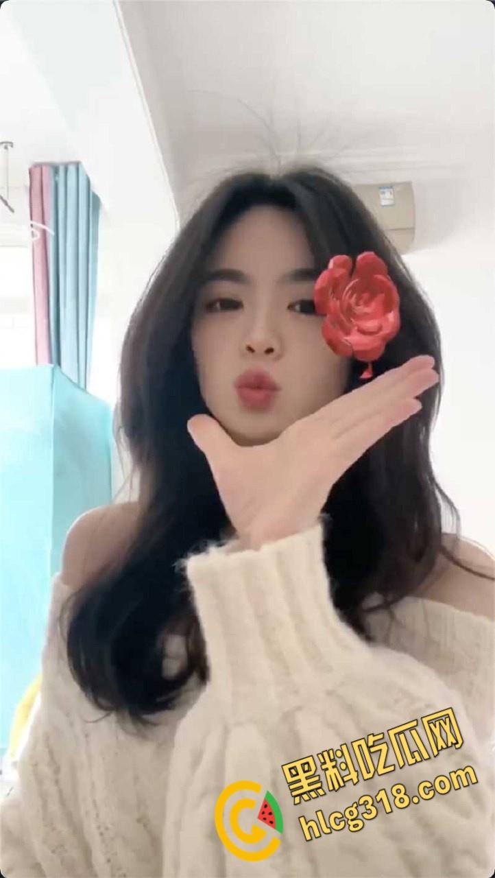 湖南辣妹子幼师【李诗瑶】，反差婊的颜值天花板，金主给的实在是太多，深喉口交的表情也太沉醉了 ！-2