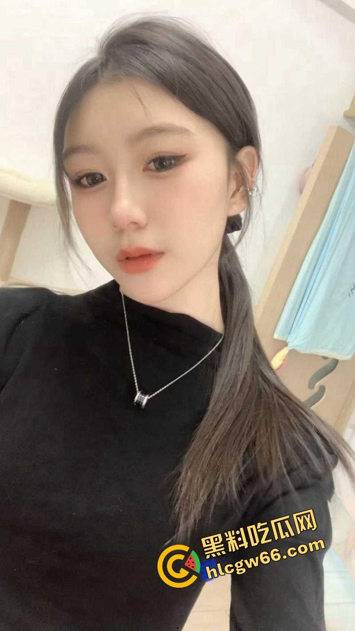 四川师大骚货『李伊丹』表面学霸私下贱母狗,穿JK舔屌求插,男友自拍操成精盆婊子流出!-4