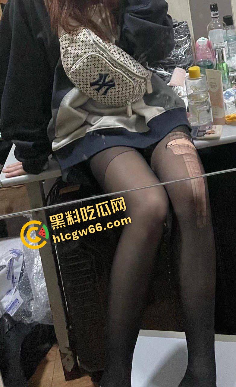 四川师大骚货『李伊丹』表面学霸私下贱母狗,穿JK舔屌求插,男友自拍操成精盆婊子流出!-7