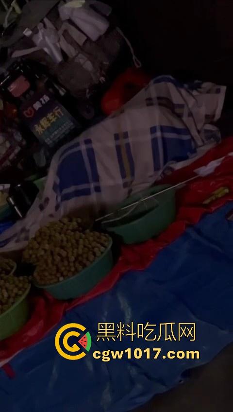 深夜摆摊过夜水果摊主街头做爱，路边铺张被子一盖跟老伴做爱，性欲也是够强的呀，小心点射，别把精液射水果上卖出去！-5