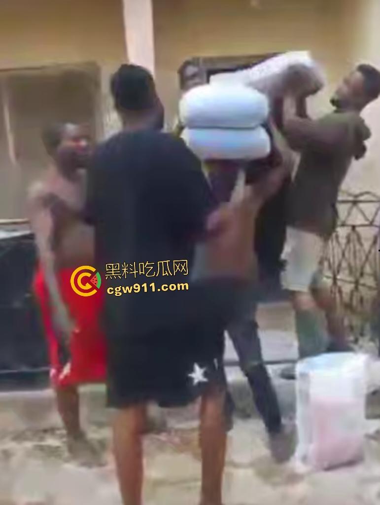 尼日利亚铁血硬汉打赌挑战头顶四袋水泥，不到10秒脊椎崩裂瘫地如烂泥，神经炸裂哑口无言4天后咽气！-2