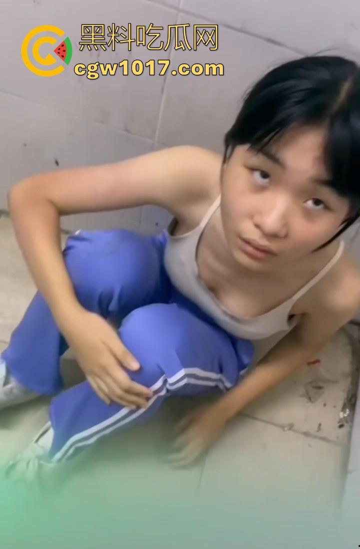 广东汕头龙湖区某中学校园霸凌视频曝光，果然是最毒妇人心啊，拳打脚踢扒光衣服，还要被霸凌着当作掰开嫩逼自慰！-3