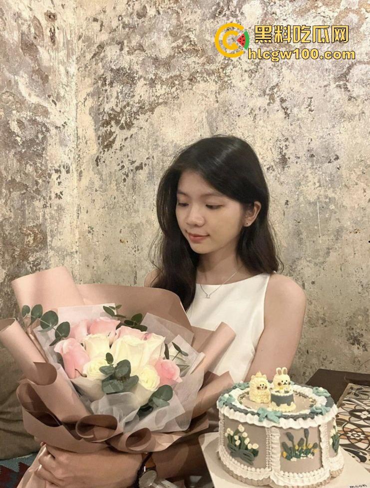 芜湖95年小哥分享调教00后小骚妹，小穴从粉嫩紧致到宽松变色，打屁股时乖得像条小母狗，鸡巴插不满都不行！-1