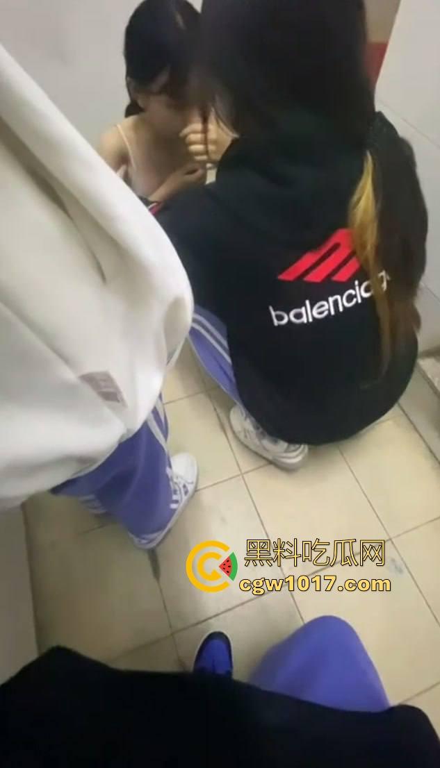 广东汕头龙湖区某中学校园霸凌视频曝光，果然是最毒妇人心啊，拳打脚踢扒光衣服，还要被霸凌着当作掰开嫩逼自慰！-10