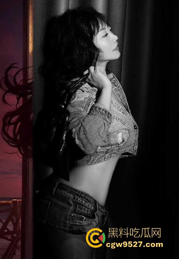 抖音熟女网红【丹姐】双视角直播曝光,激情扭动,青涩脸庞反差色情,边脱边操尺度炸裂,姜还是老的辣!-4