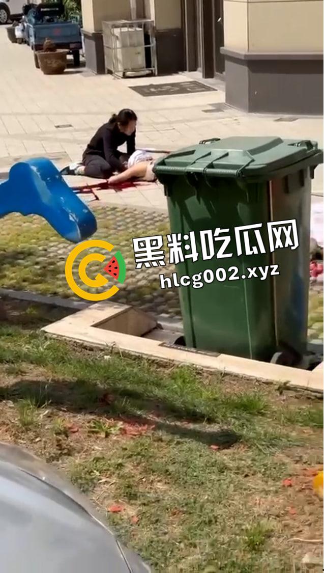 牙疼真要人命！女子被医生多拔了一颗牙 为报仇带刀直接捅死医生 现场血腥视频流出-3