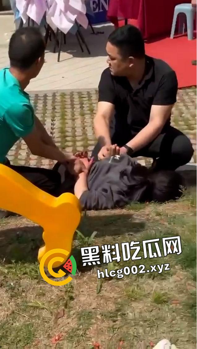 牙疼真要人命！女子被医生多拔了一颗牙 为报仇带刀直接捅死医生 现场血腥视频流出-5