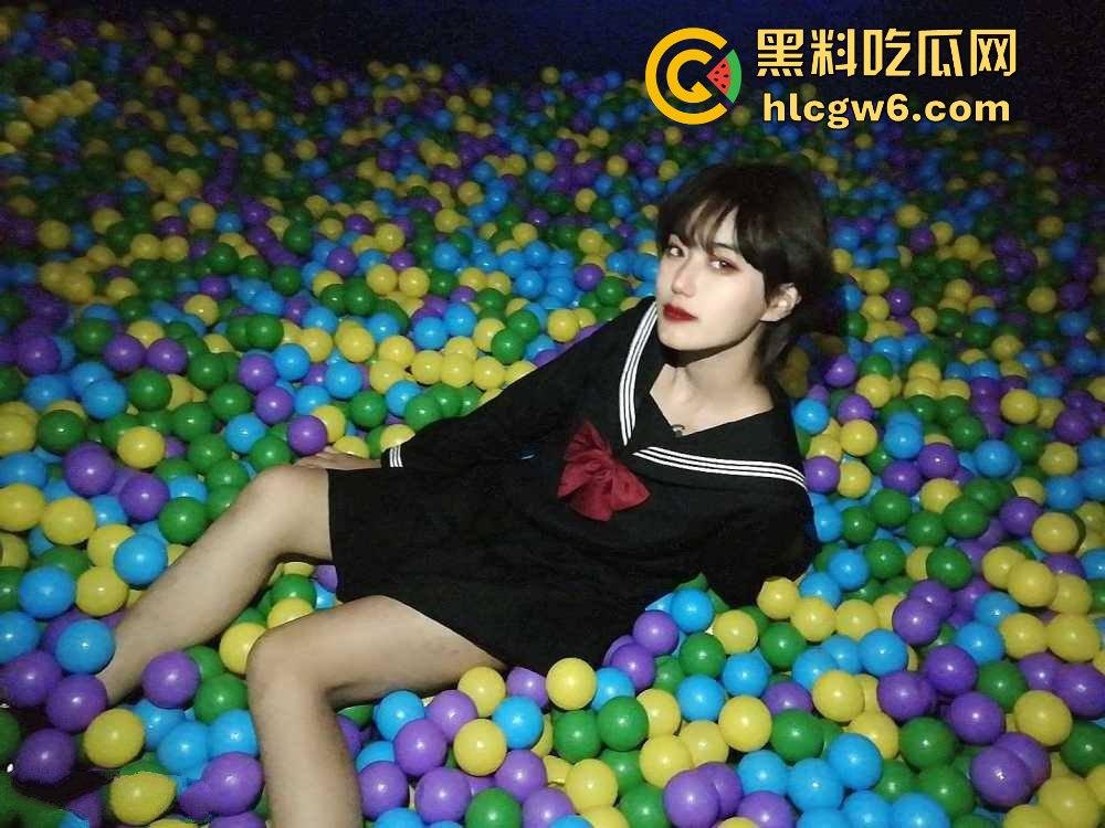 牛奶灌逼电击玩法炸裂上线,JK制服骚妹被逼里灌满牛奶吊起来玩电，奶水顺着腿狂流，全程骚叫浪到突破天际！-2