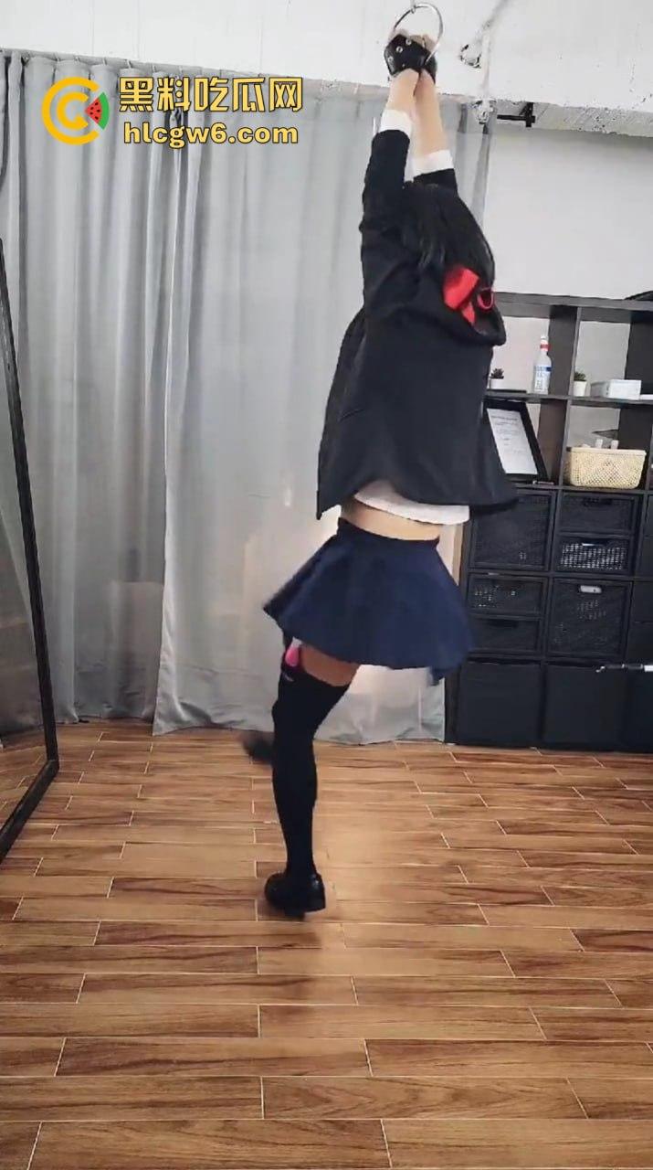 牛奶灌逼电击玩法炸裂上线,JK制服骚妹被逼里灌满牛奶吊起来玩电，奶水顺着腿狂流，全程骚叫浪到突破天际！-8