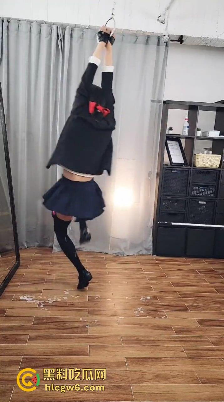 牛奶灌逼电击玩法炸裂上线,JK制服骚妹被逼里灌满牛奶吊起来玩电，奶水顺着腿狂流，全程骚叫浪到突破天际！-9