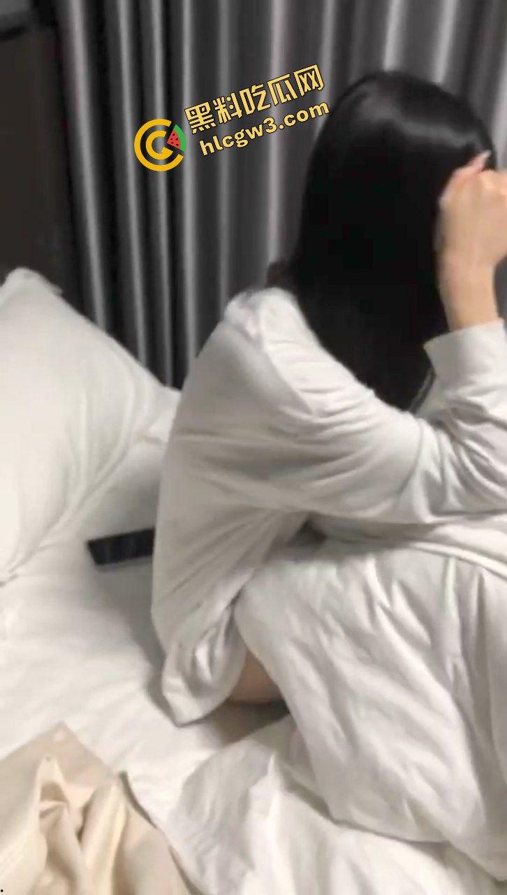 武汉华夏理工学院贱逼渣女『邓芊』出轨单男被发现 酒店爆插骚臀视频遭流出！原创曝光！-6