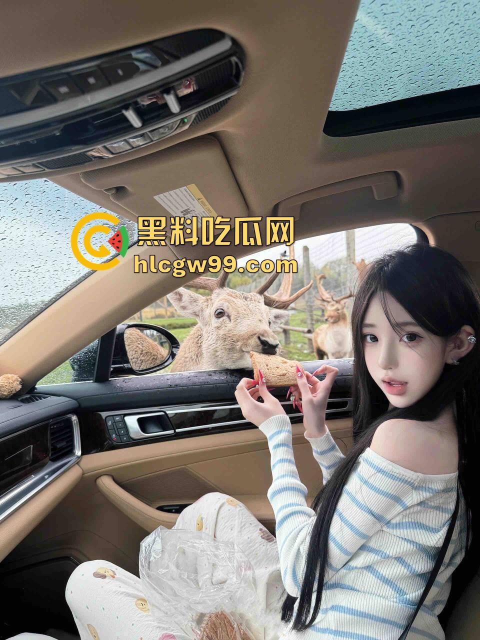 上海宏瑞基商场奈雪门口上演野战教学，小情侣裤子脱一点直接坐上去猛摇，摇摆姿势辣眼睛，刺激拉满！-1