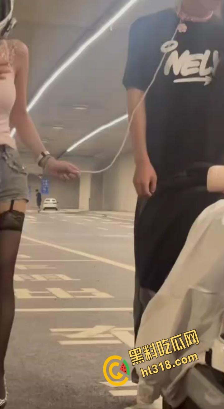 机车圈总是让人意想不到，春风车主完成主人的任务，性感黑丝女仆跪地任人调教，当街栓狗溜圈 ！-9