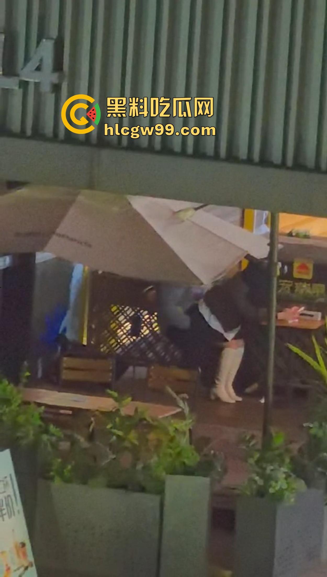 上海宏瑞基商场奈雪门口上演野战教学，小情侣裤子脱一点直接坐上去猛摇，摇摆姿势辣眼睛，刺激拉满！-9