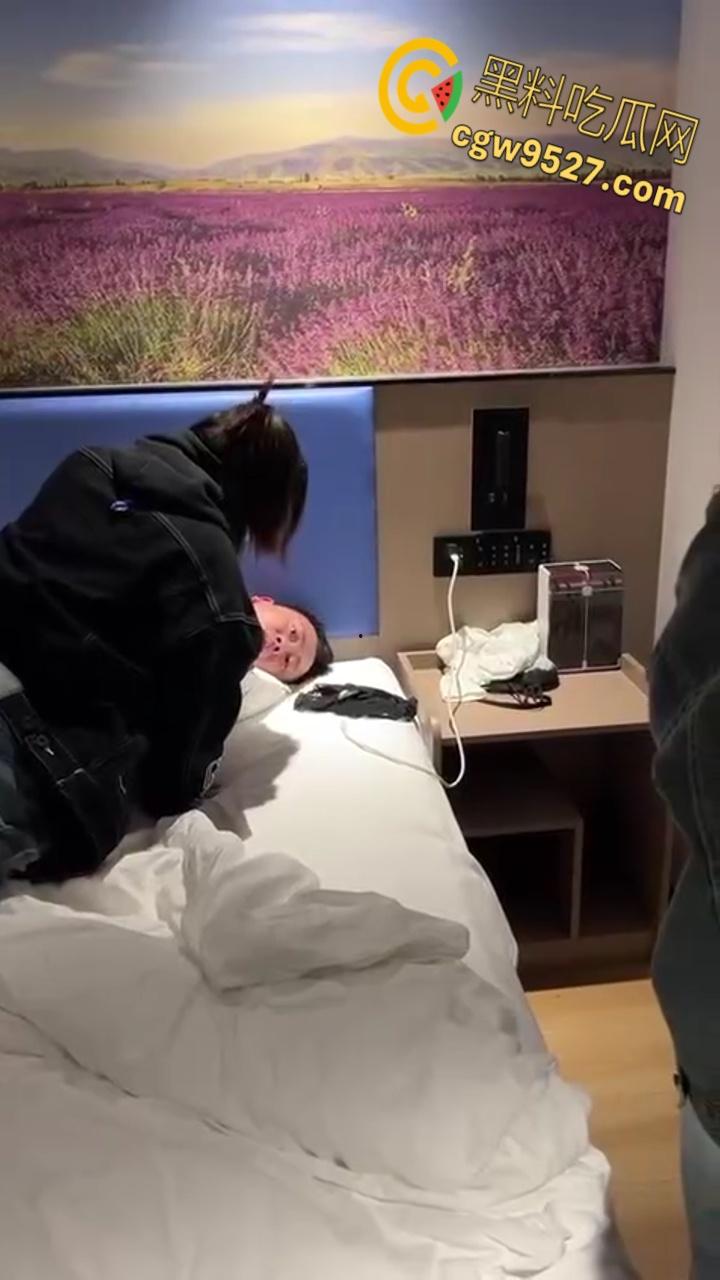 潍坊酒店8203大瓜！ 渣男偷情开房留女友的电话，被女友捉奸的红内裤哥，后续高清完整版视频流出！-3