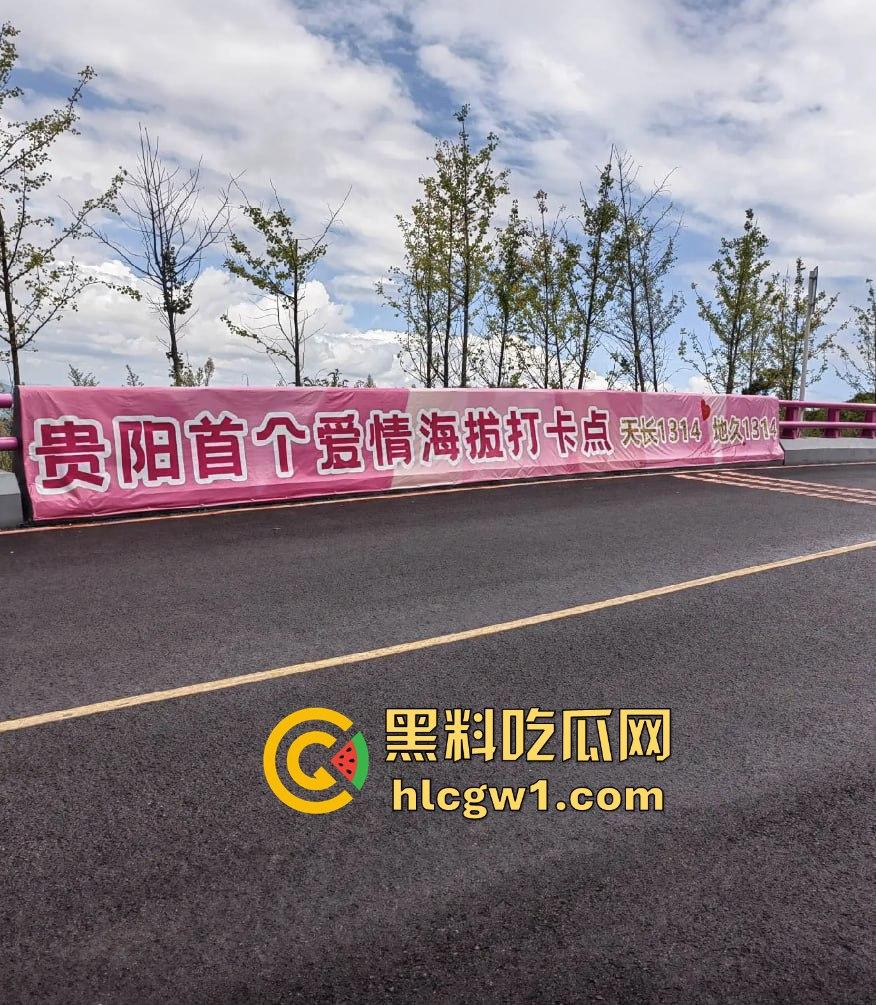 贵阳市骑龙村炸街摩托被村民用大粪封路！网红公路摩托压弯烧胎秀太吵，村民怒出奇招制止！-6