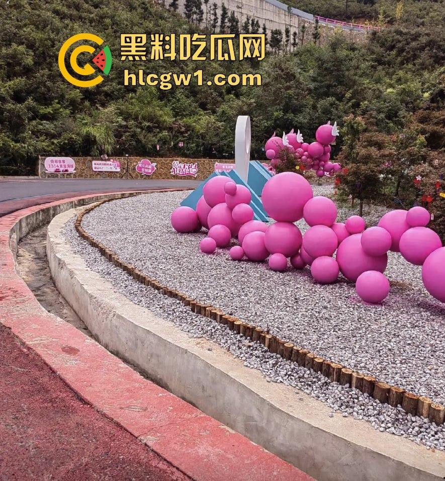 贵阳市骑龙村炸街摩托被村民用大粪封路！网红公路摩托压弯烧胎秀太吵，村民怒出奇招制止！-7