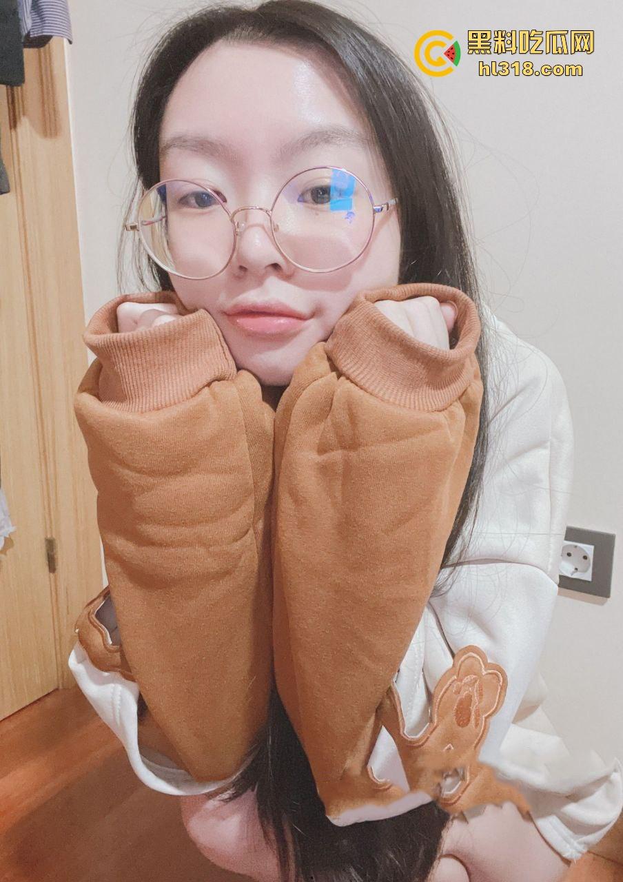 浙江大学学霸师姐【萧诗怡】自慰视图曝光流出，极品眼镜反差母狗，清纯人设崩塌，私生活淫乱无比！-2