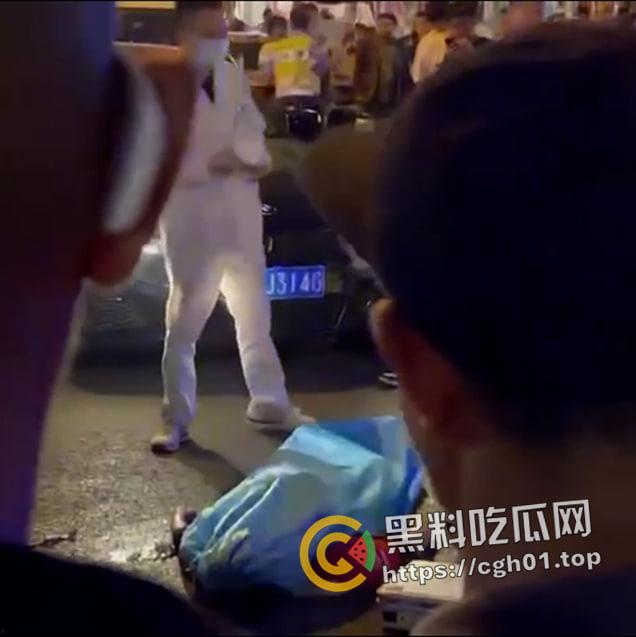 昆山龙哥在世！司机吐痰到路人身上还嚣张骂人  被路人拿起西瓜刀砍死 现场血腥画面流出-4