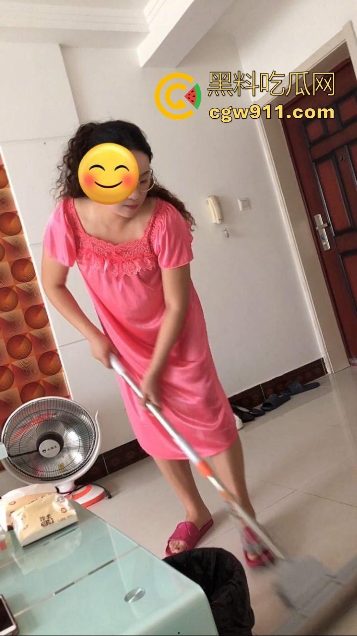 日常和四十多岁熟女教师做爱，四十熟女猛如虎，骑乘后入打桩，这熟女真有味道啊！-4