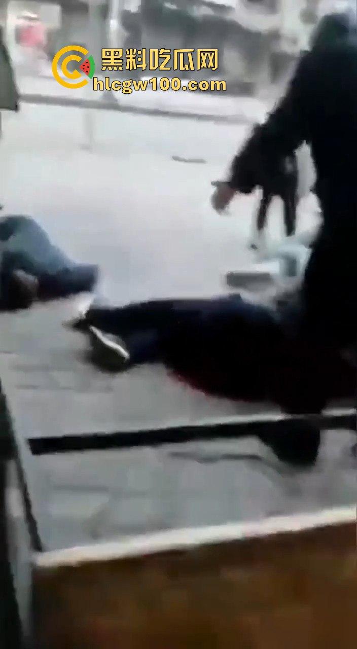 叙利亚反叛军武力镇压民众，现场暴力血腥天尸横遍野堪称世界末日。-11