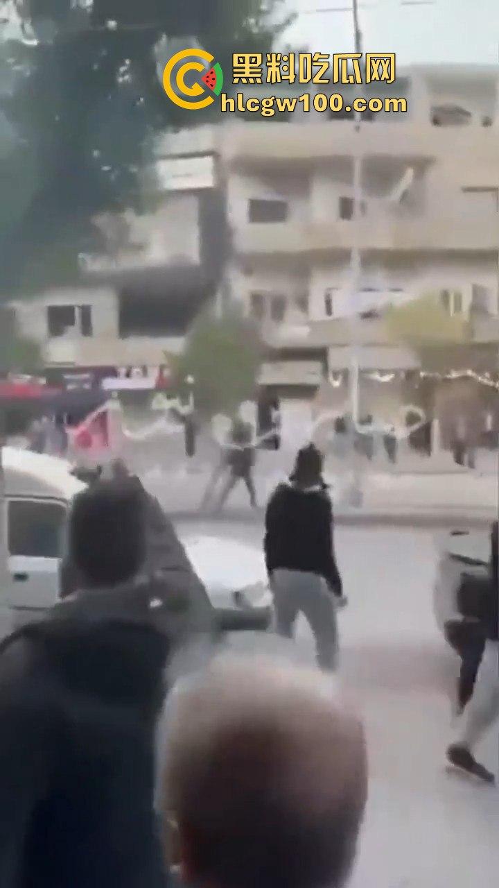 叙利亚反叛军武力镇压民众，现场暴力血腥天尸横遍野堪称世界末日。-12